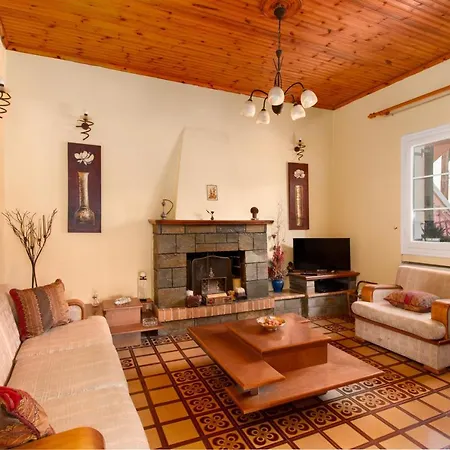 Eleni's Traditional House In Agrafi Apartment
